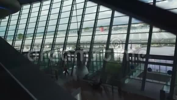 从自动扶梯移动度假旅游旅游看机场大厅视频的预览图
