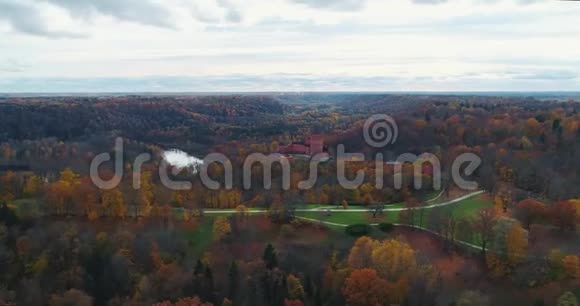 Turaides城堡秋季森林Sigulda城市自然高亚河无人机飞行桥车从上面行驶视频的预览图
