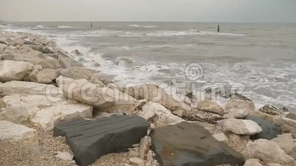 波浪破碎海岸4kUHD视频的预览图