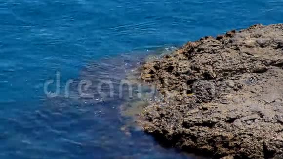 蓝海石岩视频的预览图