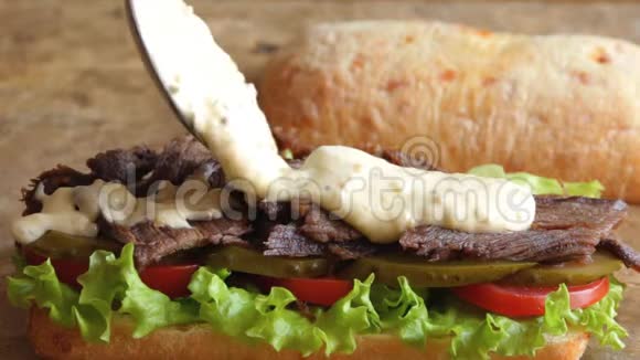 烹饪过程用番茄和沙拉制作烤牛肉三明治视频的预览图