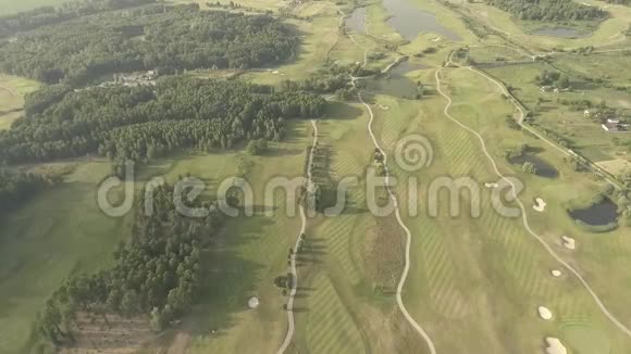 大型豪华高尔夫球场鸟瞰图看到绿色的草坪和树木从上面拍摄俯视无人机视频的预览图
