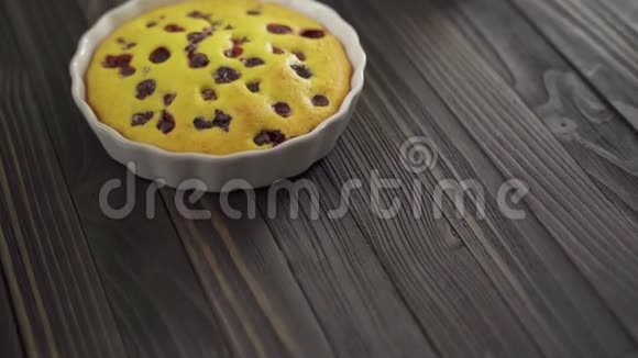 烤饼干迷你焦油在烤盘加醋栗的美味甜点视频的预览图