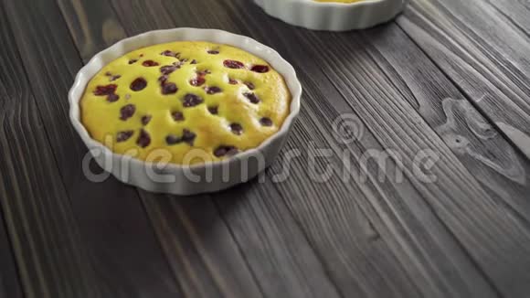 烤饼干迷你焦油在烤盘加醋栗的美味甜点视频的预览图