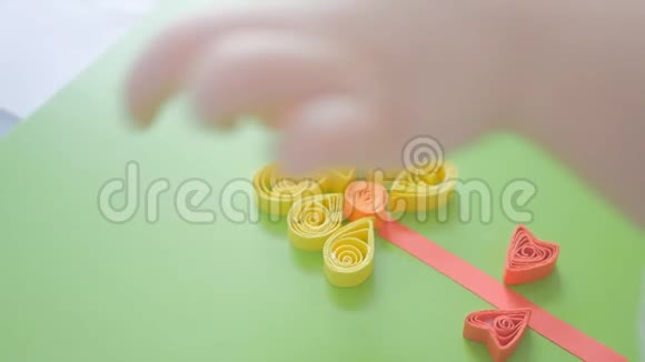蜗牛形状的儿童胶水卷纸视频的预览图