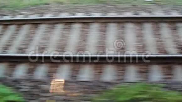 地面上的铁路是从火车上拍摄的视频的预览图