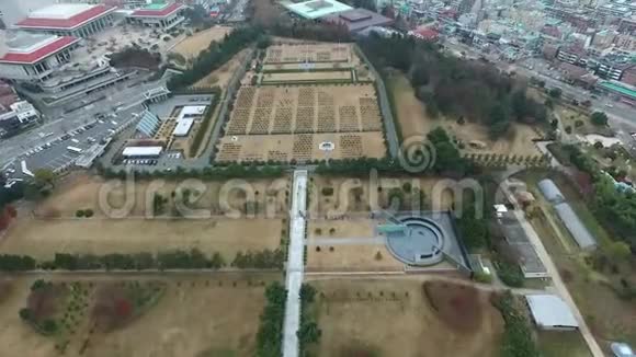 亚洲韩国釜山联合国纪念公墓的空中景观视频的预览图