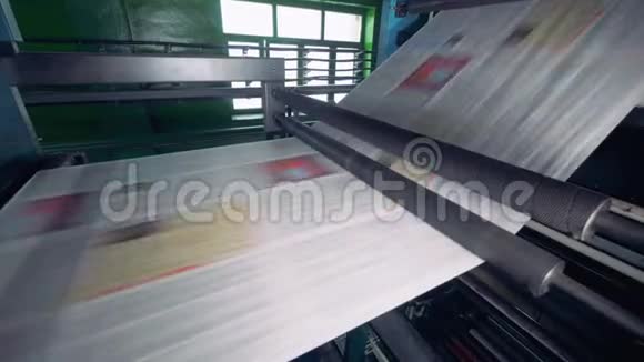 印刷设备在工厂的生产线上移动纸张4K视频的预览图