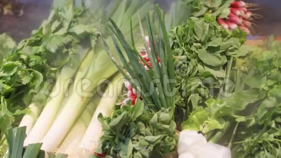 在超市里用冷水喷洒蔬菜以更好地水化米斯特冷却马什视频的预览图