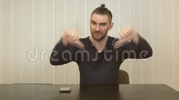一个白人男人用拇指向下做手势视频的预览图
