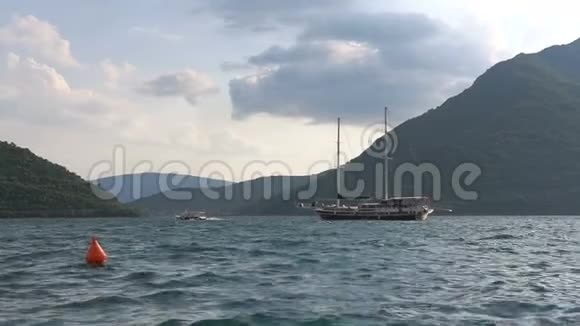 黑山的博卡湾美丽的山和清澈的大海视频的预览图