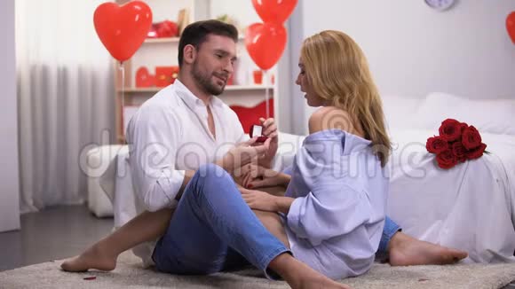 情人节的男性求婚女士浪漫的气氛珍贵的礼物视频的预览图