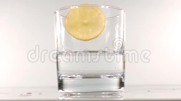 柠檬滴入玻璃杯中水慢运动视频的预览图