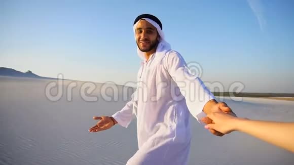 美丽的阿拉伯酋长酋长国男导游的画像他握着女人手进行对话散步视频的预览图