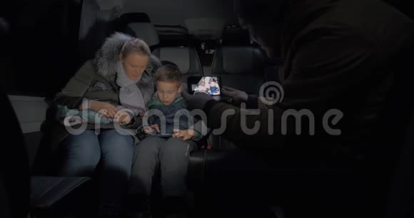 利用小型公共汽车和手机拍摄妈妈和孩子的移动视频视频的预览图
