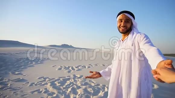 年轻的阿拉伯导游女孩的手和进行交谈在温暖的夏天晚上漫步广阔的沙漠视频的预览图