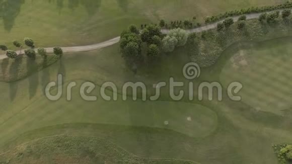 大型豪华高尔夫球场鸟瞰图看到绿色的草坪和树木从上面拍摄俯视无人机视频的预览图
