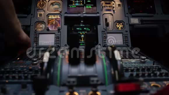 双引擎客机的推力杆中心基座仪器面板上的推力杠杆开关和拨号视频的预览图