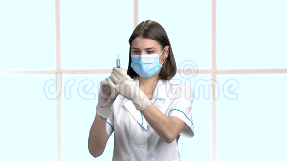 带注射器的漂亮黑发护士视频的预览图