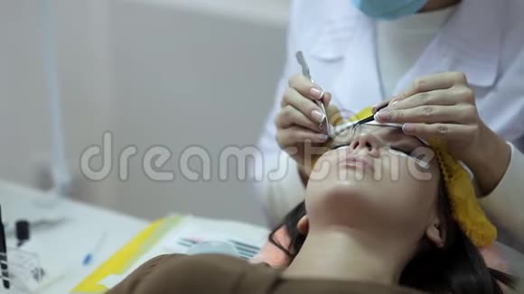 在美容诊所大师们增加了睫毛视频的预览图
