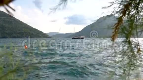 黑山的博卡湾美丽的山和清澈的大海视频的预览图