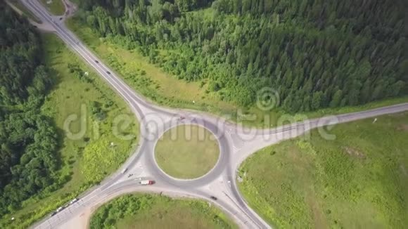 乡村环形交叉路口的俯视图剪辑林区环形公路交通视频的预览图
