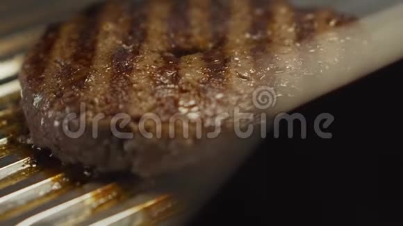 新鲜的肉片放在煎锅烤架里视频的预览图