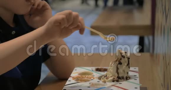 小孩在购物中心吃冰淇淋视频的预览图