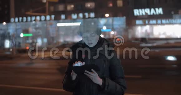 在大夜城街道上有垫垫的女人视频的预览图
