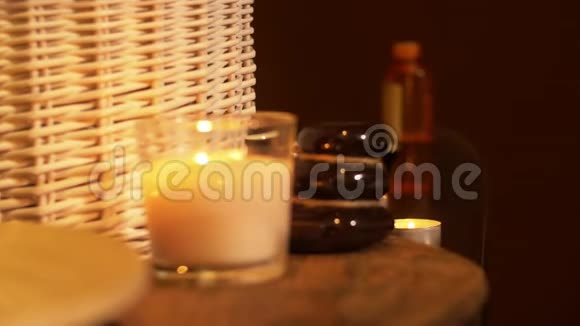 凯恩在背景上用燃烧的蜡烛平衡石头家庭装饰金字塔的石头视频的预览图