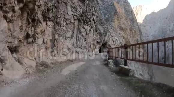 世界著名的石路在土耳其埃尔津坎的凯末利耶或埃金的黑暗峡谷内有隧道视频的预览图
