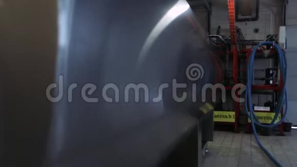 奶厂设备大型钢乳储罐视频的预览图