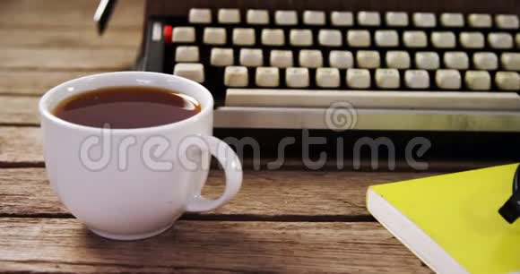 4k木桌上的老式打字机日记本黑咖啡和眼镜视频的预览图