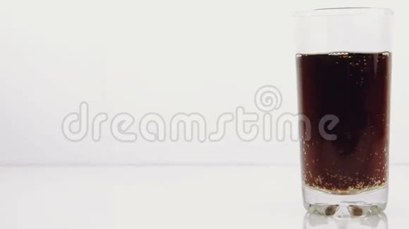 加冰的碳酸饮料视频的预览图