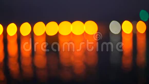 明亮的灯光反射在码头黑暗的海水中有船波克视频的预览图
