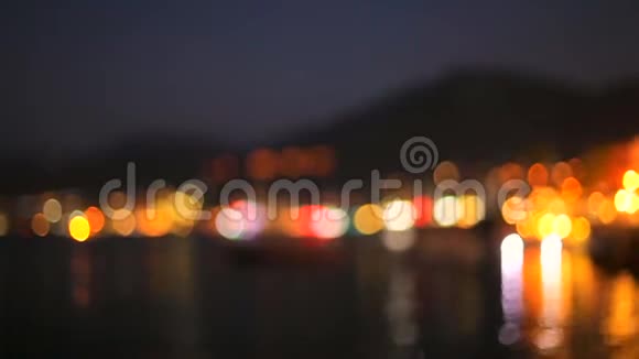 美丽的夜海景观希腊明亮多彩的海岸灯光反射在海水中波克视频的预览图