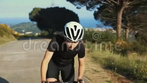 特写一张骑自行车的女强人的肖像视频的预览图