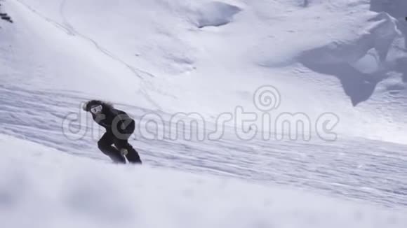 滑雪胜地滑雪者骑在斜坡上突然断裂喷雪景观视频的预览图