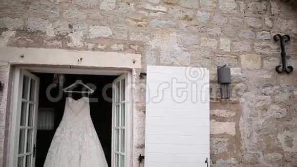新娘裙子挂在檐口上视频的预览图