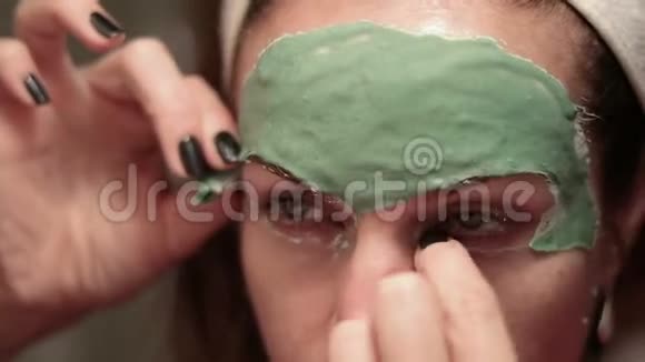 戴面膜的漂亮女人年轻女性接受面膜的水疗治疗视频的预览图