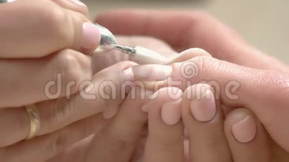 从指甲中去除凝胶的过程视频的预览图