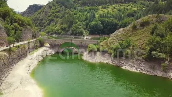 意大利阿布鲁佐罗马桥遗址和山路的4k鸟瞰大坝视频的预览图