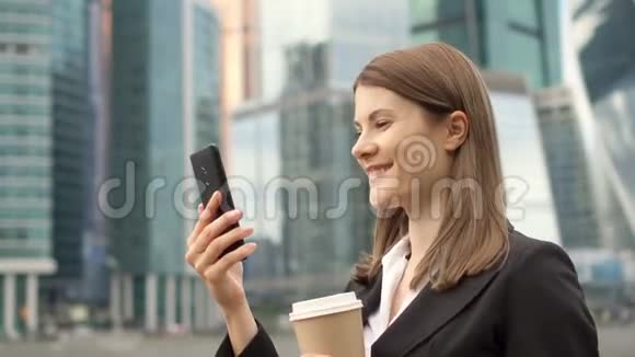 在市中心使用智能手机的女商人职业女性在现场直播视频的预览图