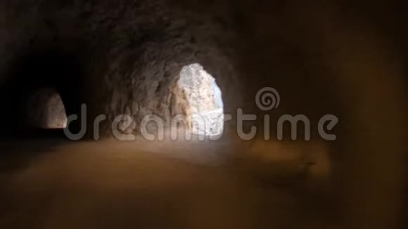 世界著名的石路在土耳其埃尔津坎的凯末利耶或埃金的黑暗峡谷内有隧道视频的预览图