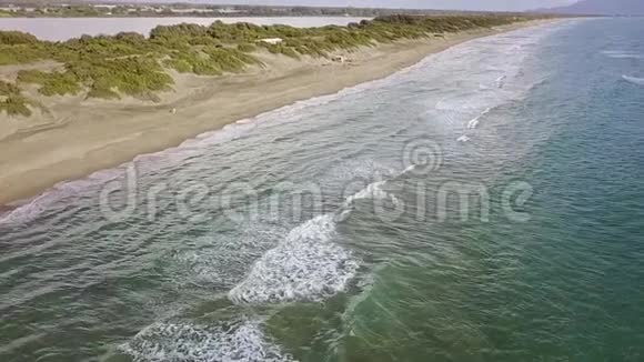 沙滩上的口水被两边的水冲洗过空中勘测慢动作视频的预览图