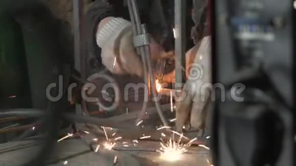 穿防护服的铁匠冶炼粗元素视频的预览图