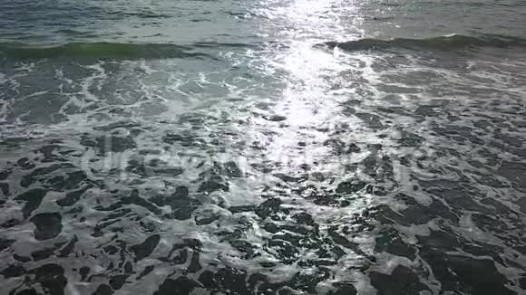 太阳光线形成的水面上闪闪发光的轨迹空中勘测慢动作视频的预览图