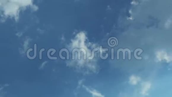 快速移动的云白云在蓝天上奔跑时间流逝暴风云升呈现出明亮的白色蓬松团形成视频的预览图