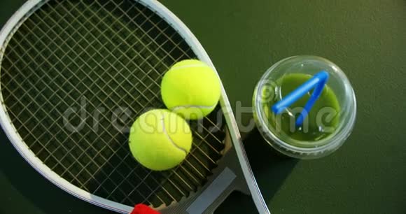 网球场的果汁和运动器材视频的预览图