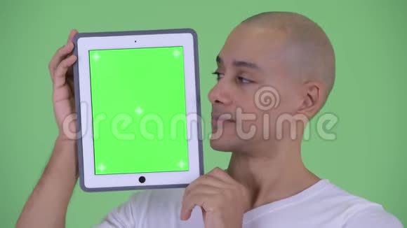 一张快乐英俊的秃头脸展示数码平板电脑视频的预览图